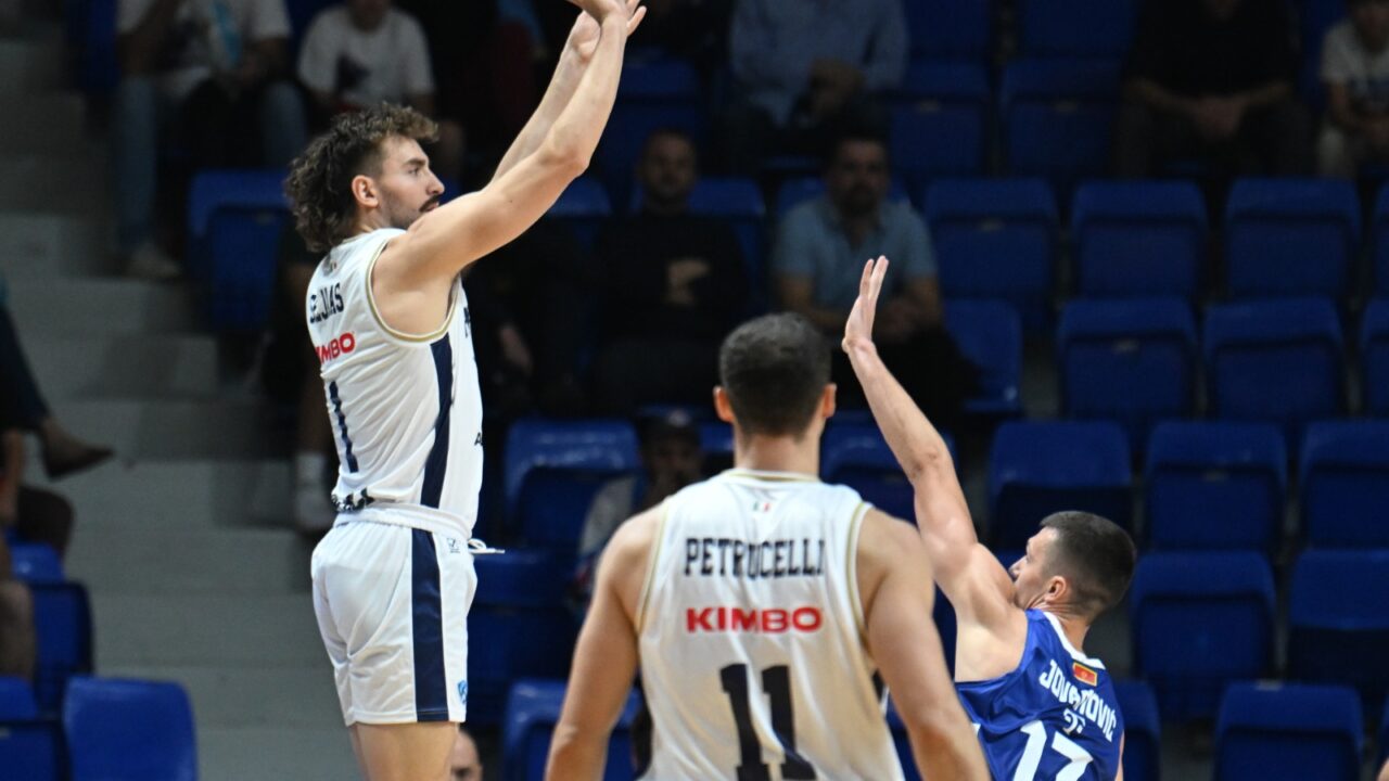 Napoli Basketball inarrestabile, travolto il Buducnost 75-93