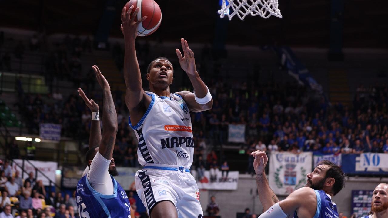 Napoli corsaro anche a Cantù, vittoria netta 80-99