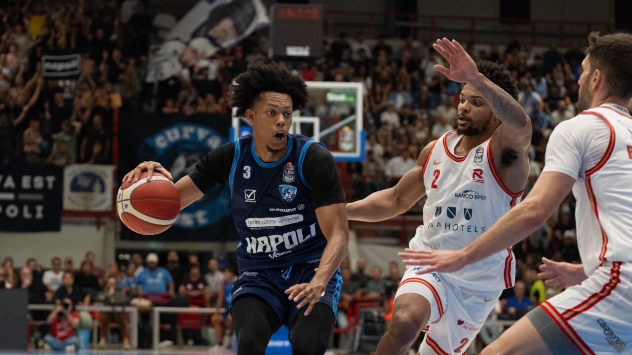 Napoli fatica ma si impone, Reggio Emilia è battuta 99-93